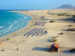 Nekonečné písečné pláže Fuerteventury - tentokrát u letoviska Corralejo