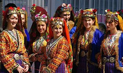 Tradiční festival v krojích v Bulharsku