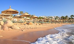 Pláž v letovisku Sharm el Sheikh, Egypt