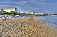 Kypr - písežná pláž u hotelů