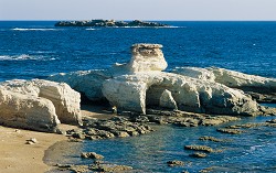 Některá místa na Kypru nabízí i romantiku a překrásné klidné pláže a plážičky